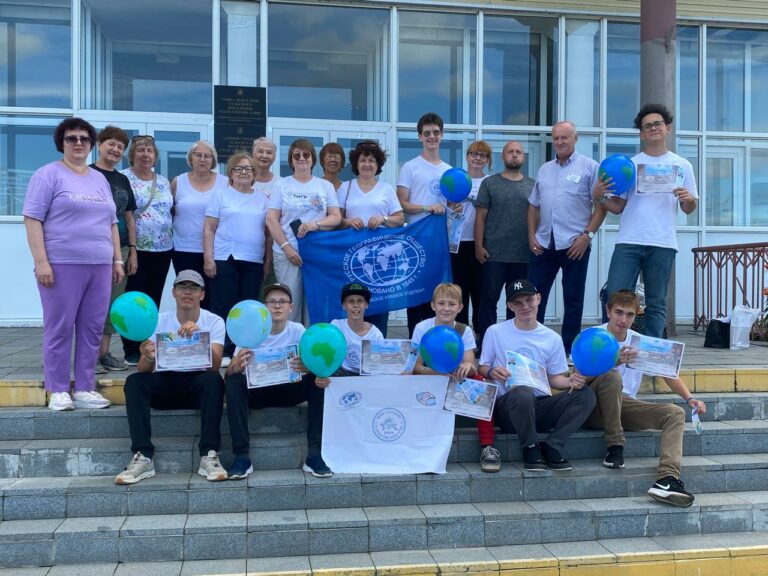 18 августа в День географа  в с. Сикачи-Алян Хабаровского района собрались участники краевого интенсива по социально-экономической географии мира.