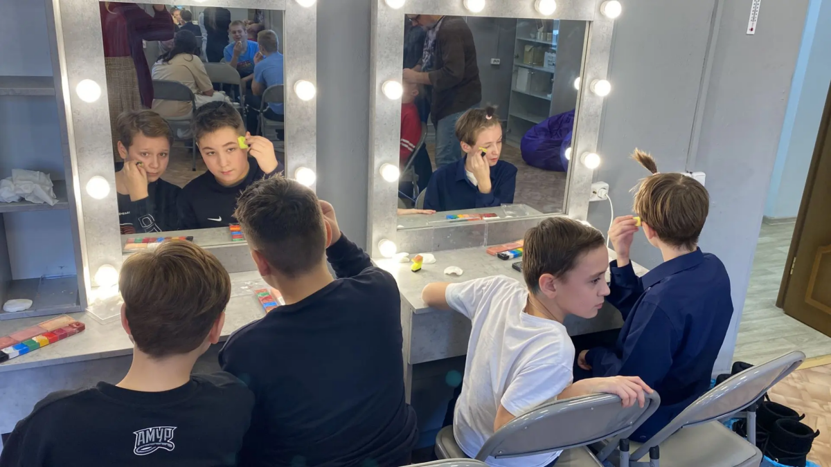 С января 2025 года в Региональном центре Сириус 27 проводится цикл интенсивов по театральному искусству для участников школьных театральных коллективов.