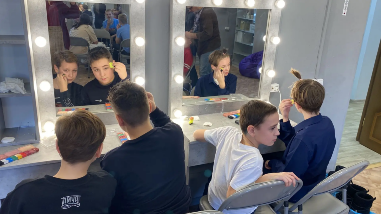 С января 2025 года в Региональном центре Сириус 27 проводится цикл интенсивов по театральному искусству для участников школьных театральных коллективов.